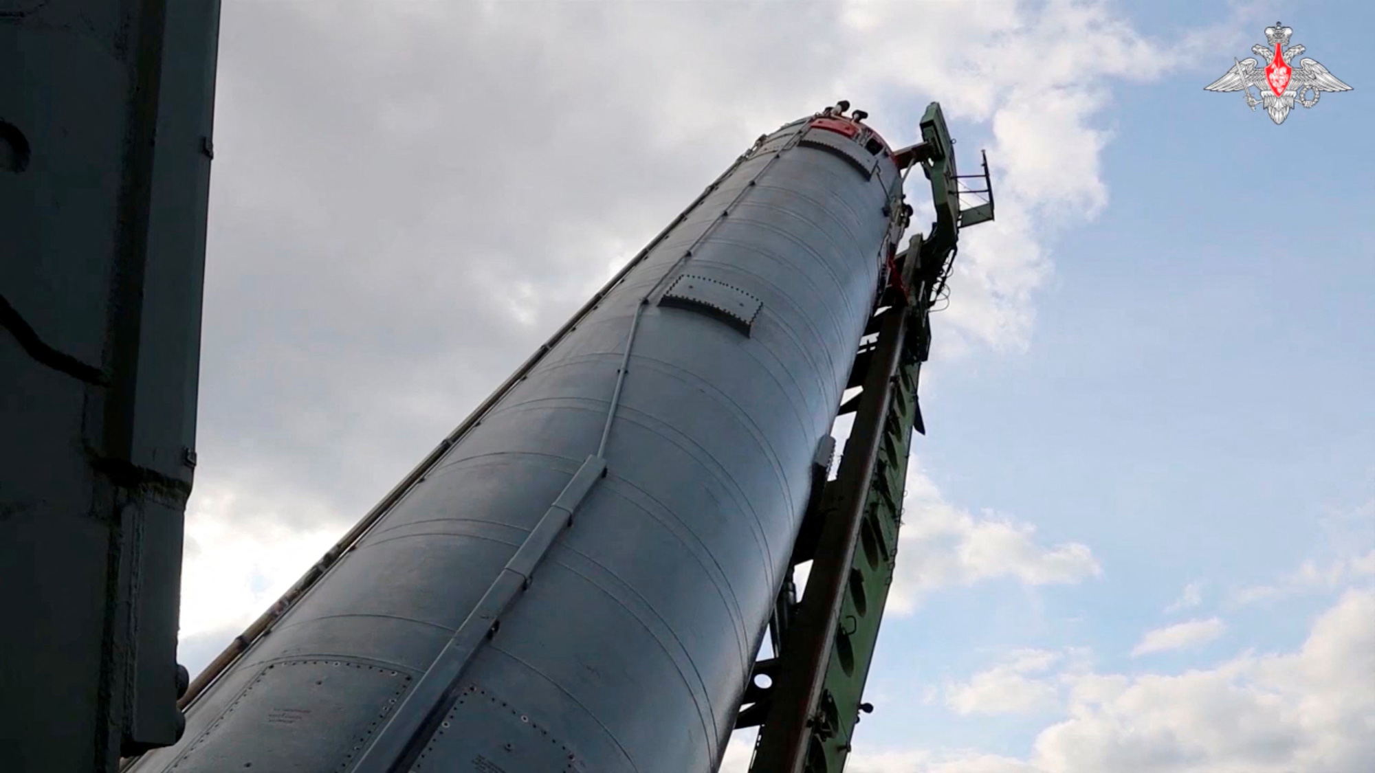 Tên lửa có vũ khí Avangard được đặt vào trụ đỡ - Ảnh: REUTERS