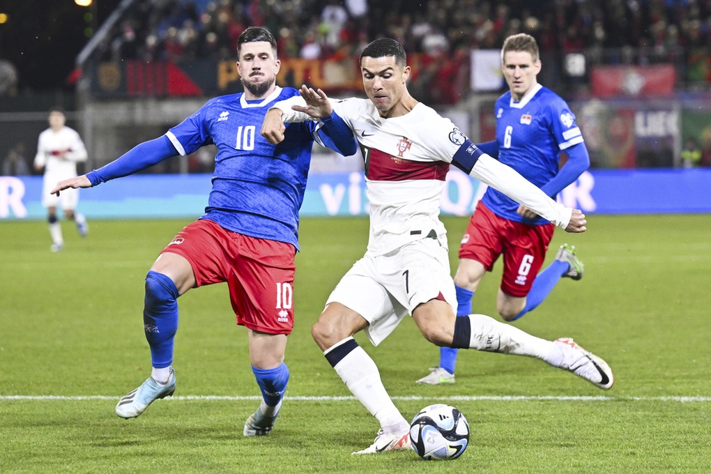 Ronaldo giúp Bồ Đào Nha toàn thắng, Tây Ban Nha vững ngôi đầu bảng - 3