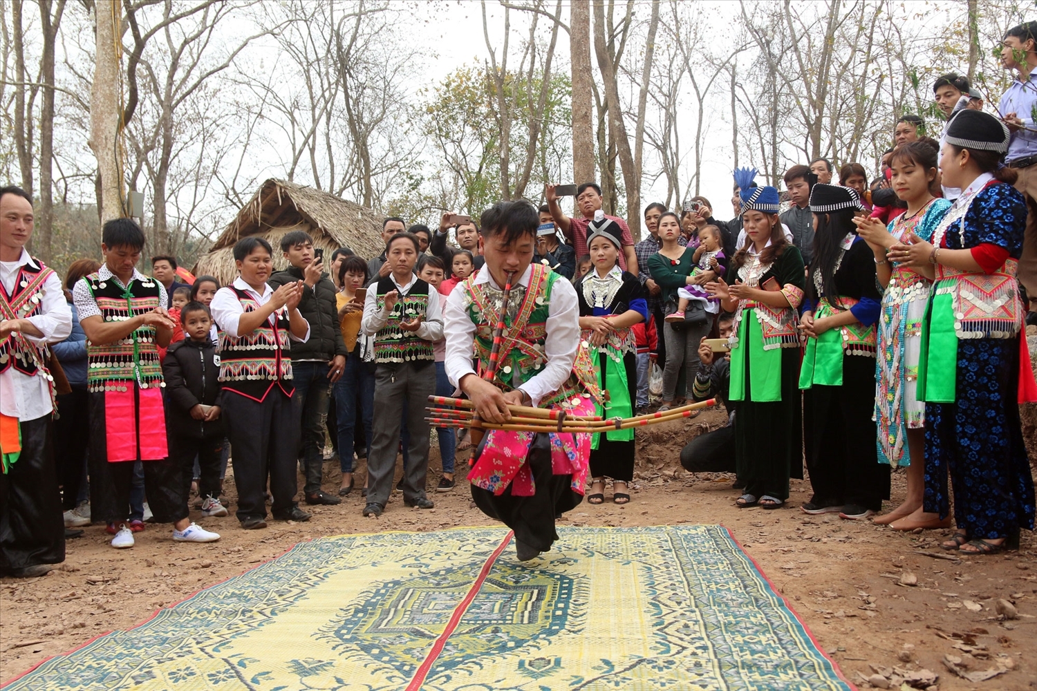 Thổi và múa khèn là hoạt động văn hóa đặc sắc của người Mông
