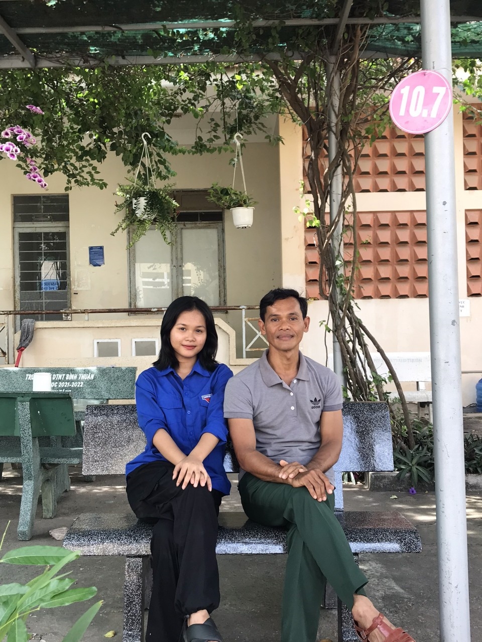 Cha K’Văn Kim và con gái K’Chiusa Mina đều là học sinh của Trường THPTDTNT Bình thuận