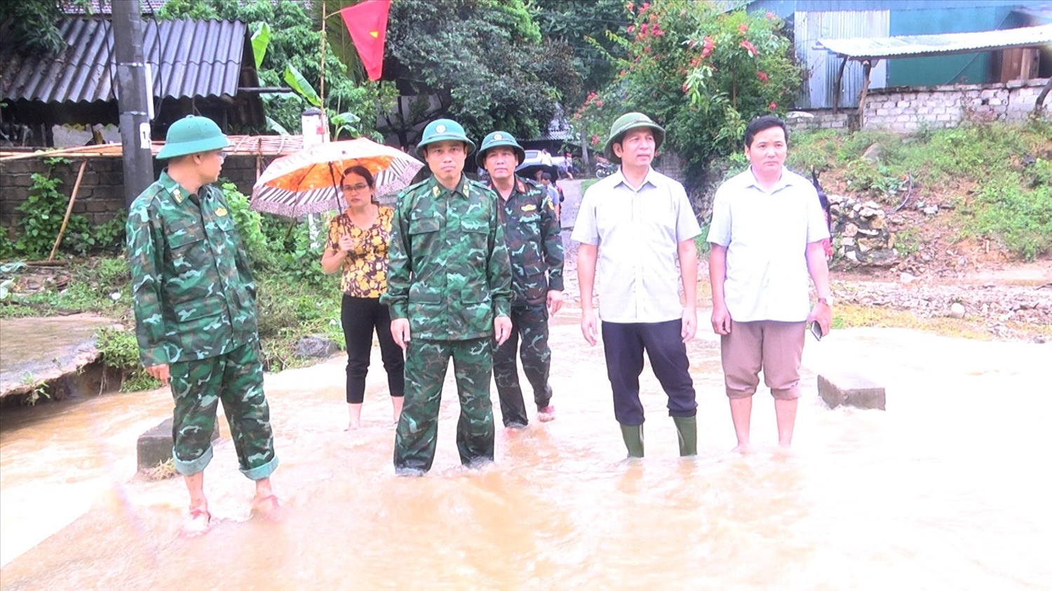 Lực lượng chức năng huyện Quế Phong xuống cơ sở nắm tình hình đồng thời chỉ đạo nhân dân khắc phục hậu quả thiên tai