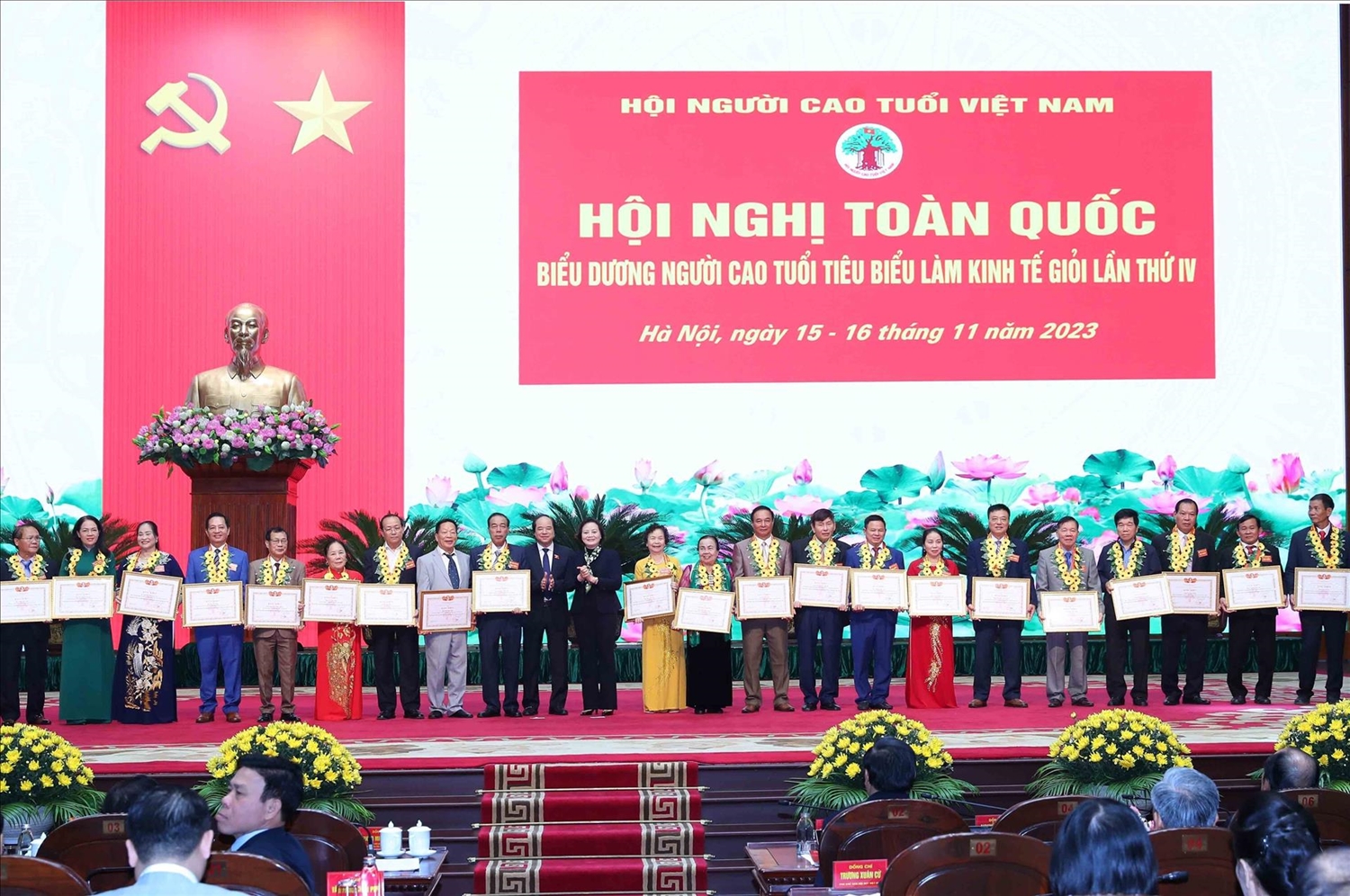 Bộ trưởng Bộ Nội vụ Phạm Thị Thanh Trà và Chủ tịch Hội người Cao tuổi Việt Nam Nguyễn Thanh Bình trao Bằng khen cho các đại biểu