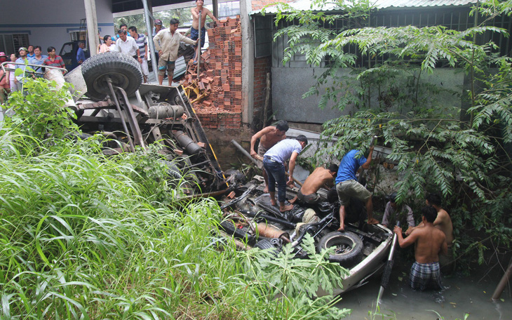 Đưa lên 4 người chìm trong xe rơi từ cầu Hàm Luông, một người đã chết