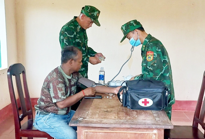 Thiếu úy Ta Bun được Quân y Đồn Biên phòng Ea H’Leo chăm sóc sức khỏe ban đầu