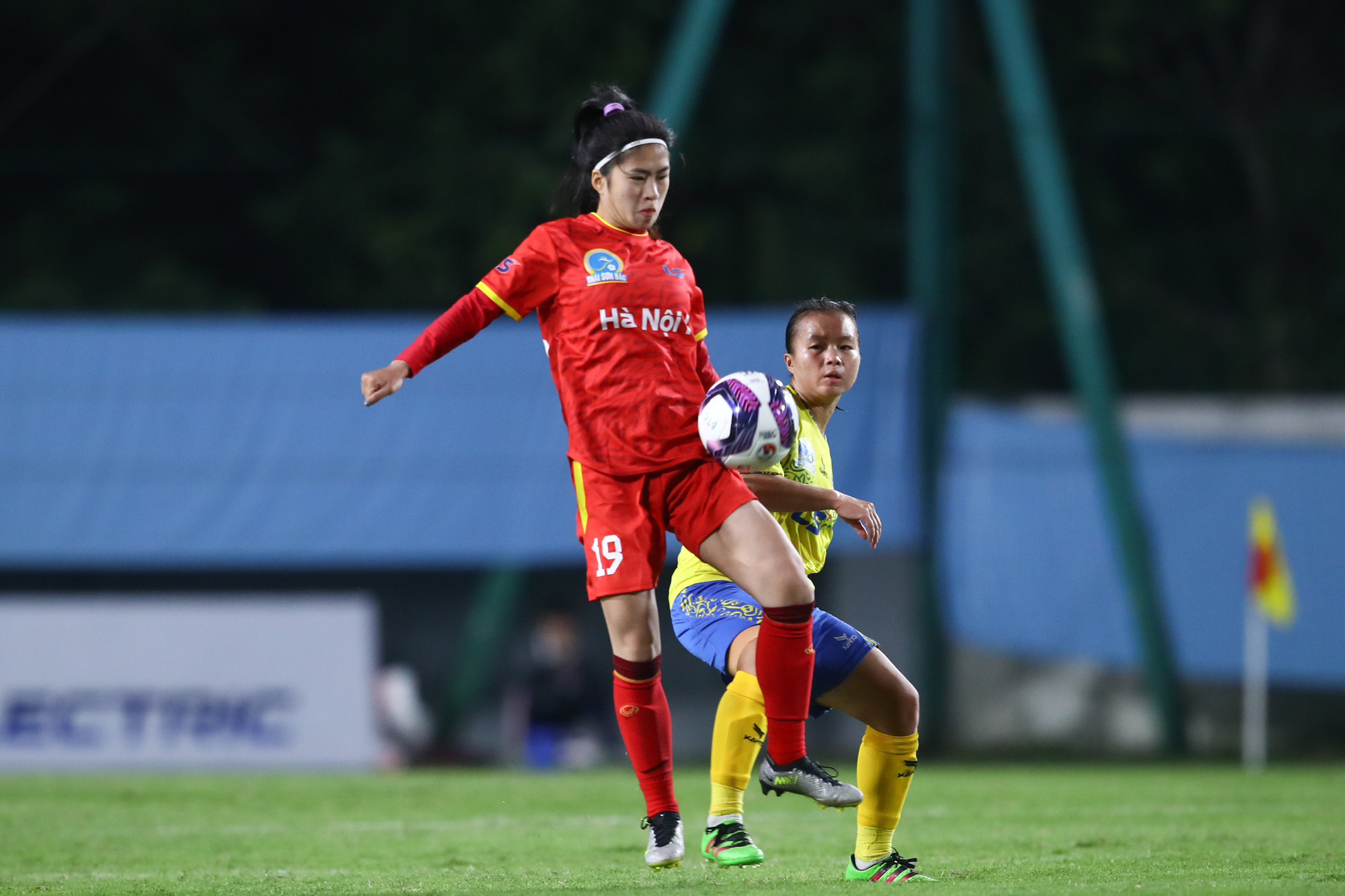 CLB nữ Hà Nội I (áo đỏ) và CLB TP.HCM I hòa nhau 0-0 trong ngày khai mạc Giải bóng đá nữ vô địch quốc gia 2023 - Ảnh: MINH ĐỨC