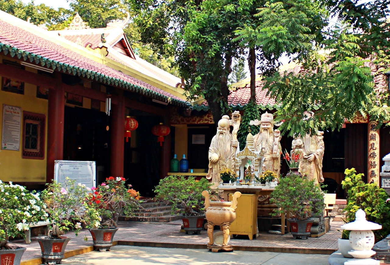 Ngôi chùa có tiếng chuông vọng từ ao sen, sở hữu loài cây quý hiếm bậc nhất