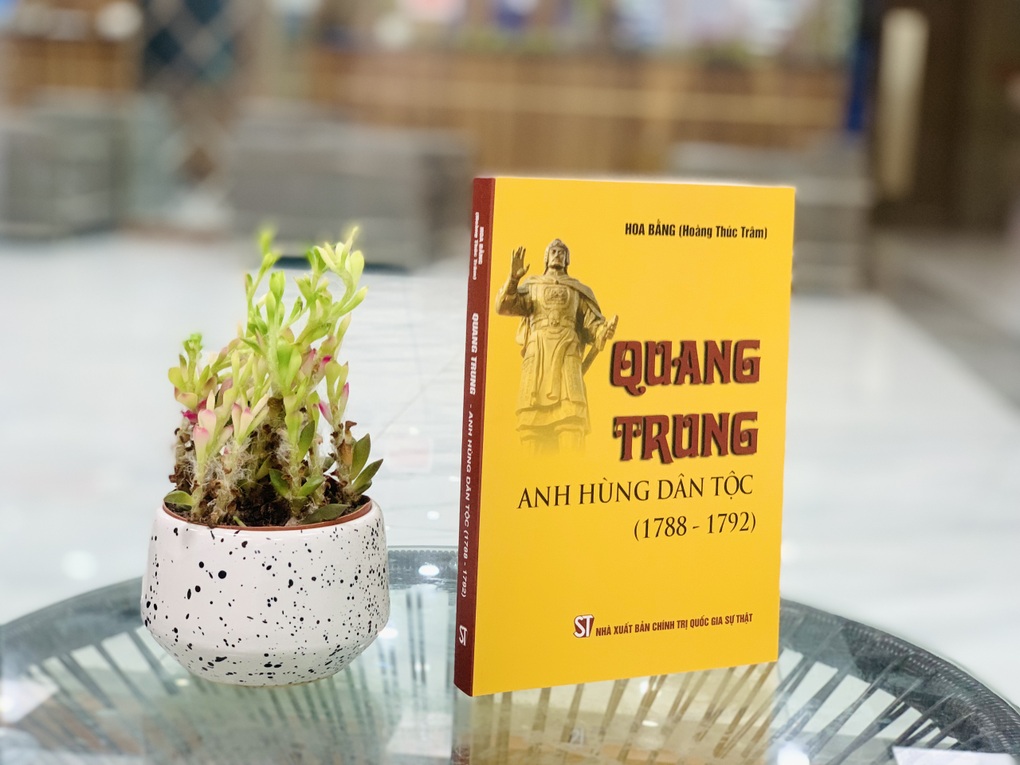 Xuất bản cuốn sách về người anh hùng áo vải Quang Trung - Nguyễn Huệ - 1