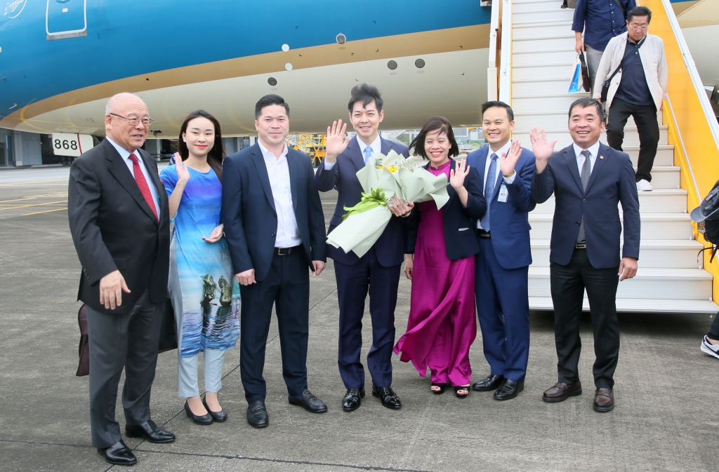 Đại diện lãnh đạo các sở, ngành, địa phương, đơn vị của tỉnh Quảng Ninh đón tiếp Thống đốc Suzuki Naomichi cùng đoàn đại biểu tỉnh Hokkaido tại Cảng hàng không quốc tế Vân Đồn