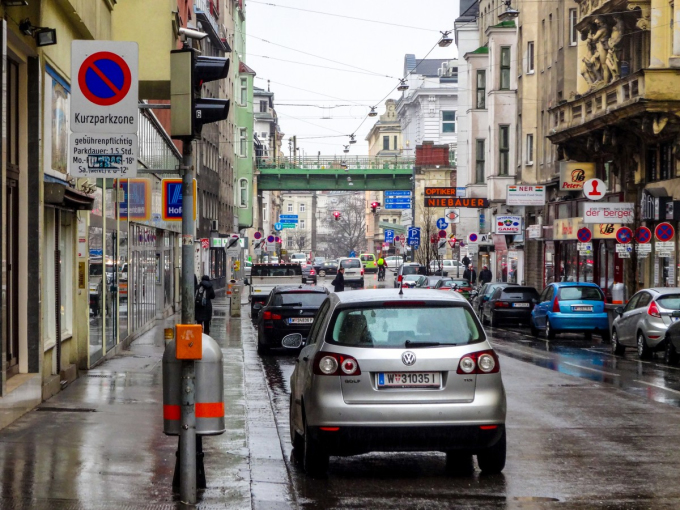 Ôtô đỗ hai bên đường phố ở thủ đô Vienna, Áo. Ảnh: PxHere