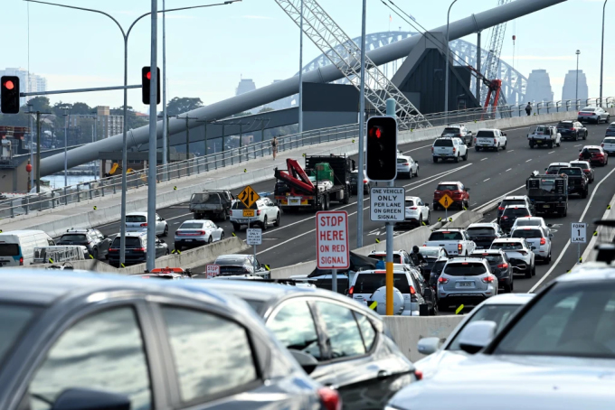Xe cộ đang nối đuôi qua cầu Anzac Bridge. Ảnh: Sydney Morning Herald