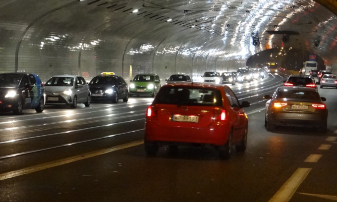 Xe cộ chạy qua một đường hầm ở thủ đô Warsaw, Ba Lan. Ảnh: PxHere