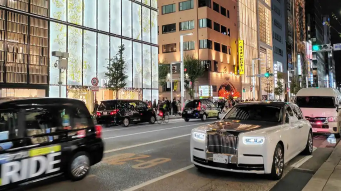 Một mẫu siêu sang Rolls-Royce trên phố Tokyo gần cuối năm. Ảnh: Luxe Review