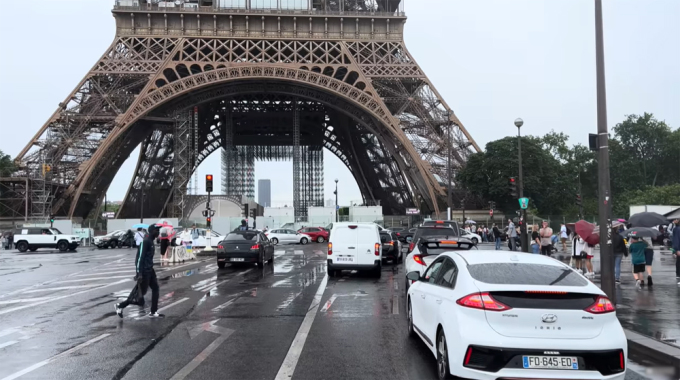 Xe cộ đang di chuyển qua khu vực tháp Eiffel, thủ đô Paris. Ảnh: J Utah