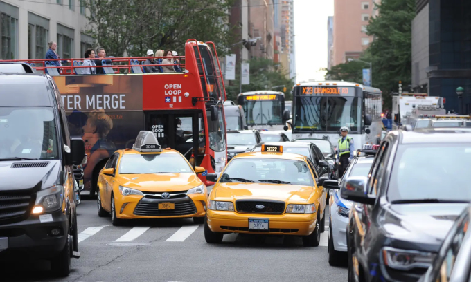 Giao thông xung đột tại một điểm giao cắt ở Manhattan, New York. Ảnh: New York Post