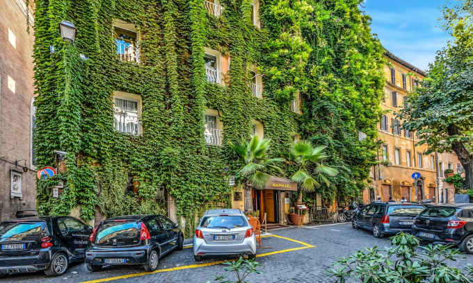 Một góc phố với cây xanh phủ kín mặt tiền một khu nhà ở Rome, phía dưới đường ôtô đỗ san sát. Ảnh: PxHere