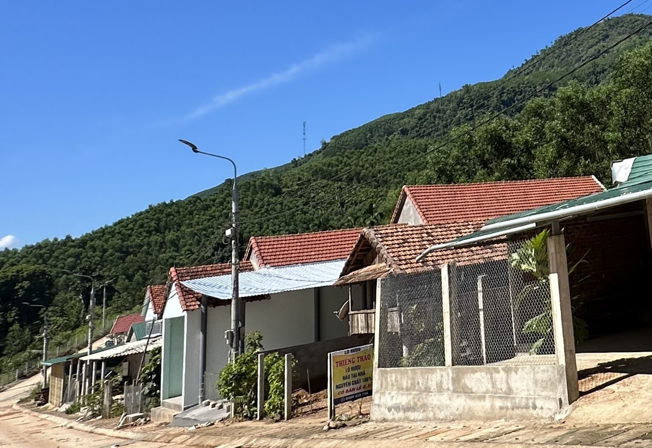 Người dân thôn Nước Lô, xã Ba Giang, huyện Ba Tơ được an cư trong những ngôi nhà mới khang trang