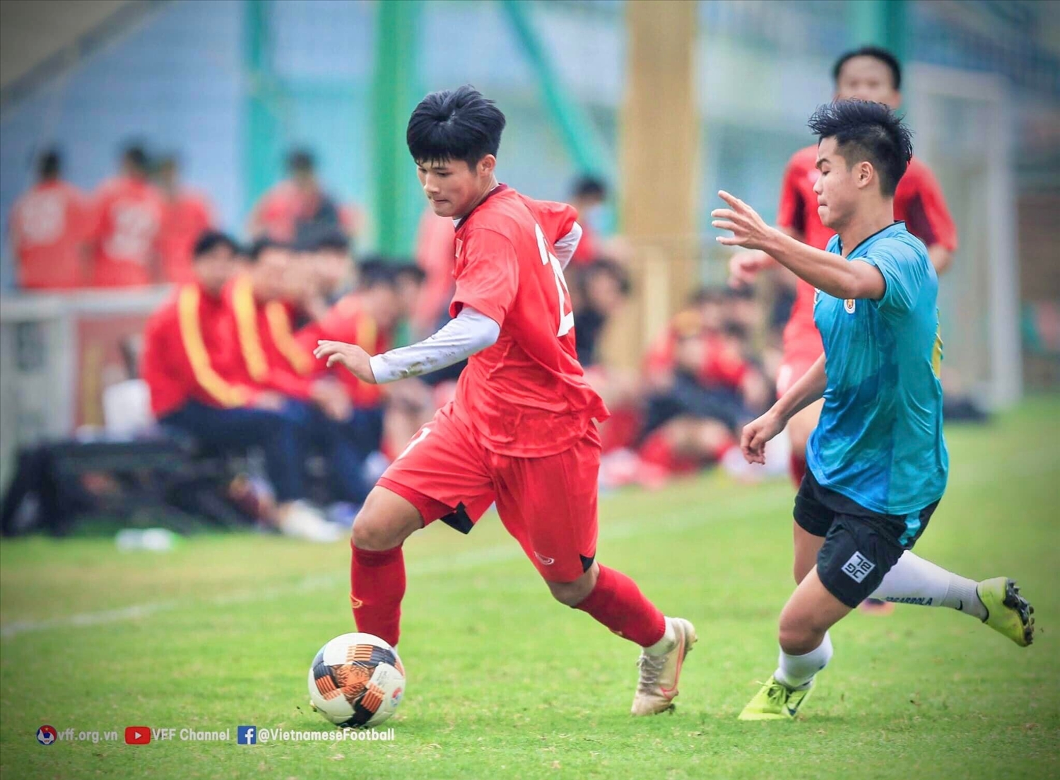 Lê Đình Long Vũ (áo đỏ) lọt top 60 tài năng bóng đá trẻ thế giới năm 2023 (Ảnh VFF)