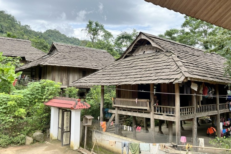 Những ngôi nhà sàn cổ lợp bằng gỗ sa mu của người Thái ở bản Long Thắng, xã hạnh Dịch huyện Quế Phong