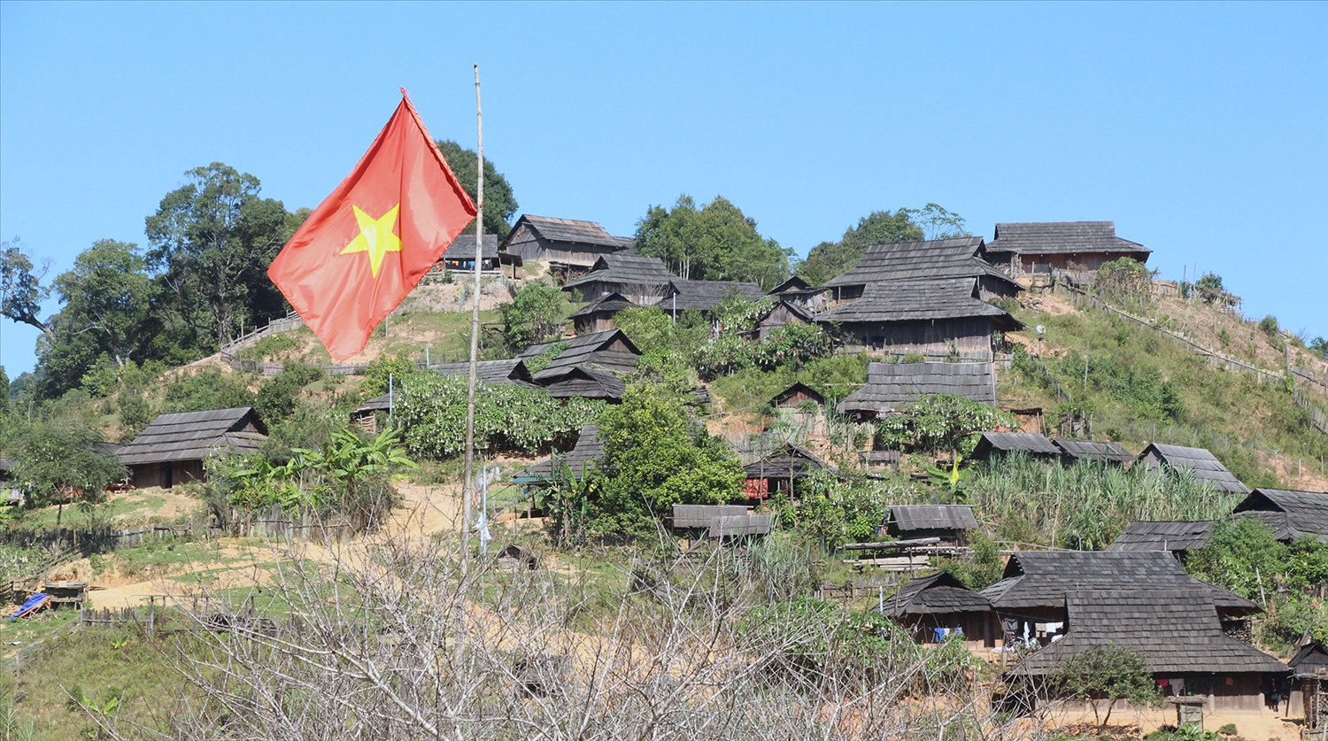 Bản Huồi Mới - một bản người Mông ở xã Tri Lễ là những mái nhà lợp gỗ sa mu