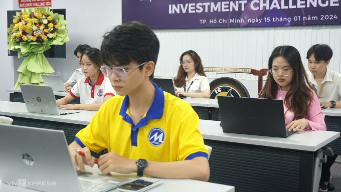 Sinh viên trải qua vòng kiểm tra kiến thức tại cuộc thi, chiều 15/1. Ảnh: Lệ Nguyễn