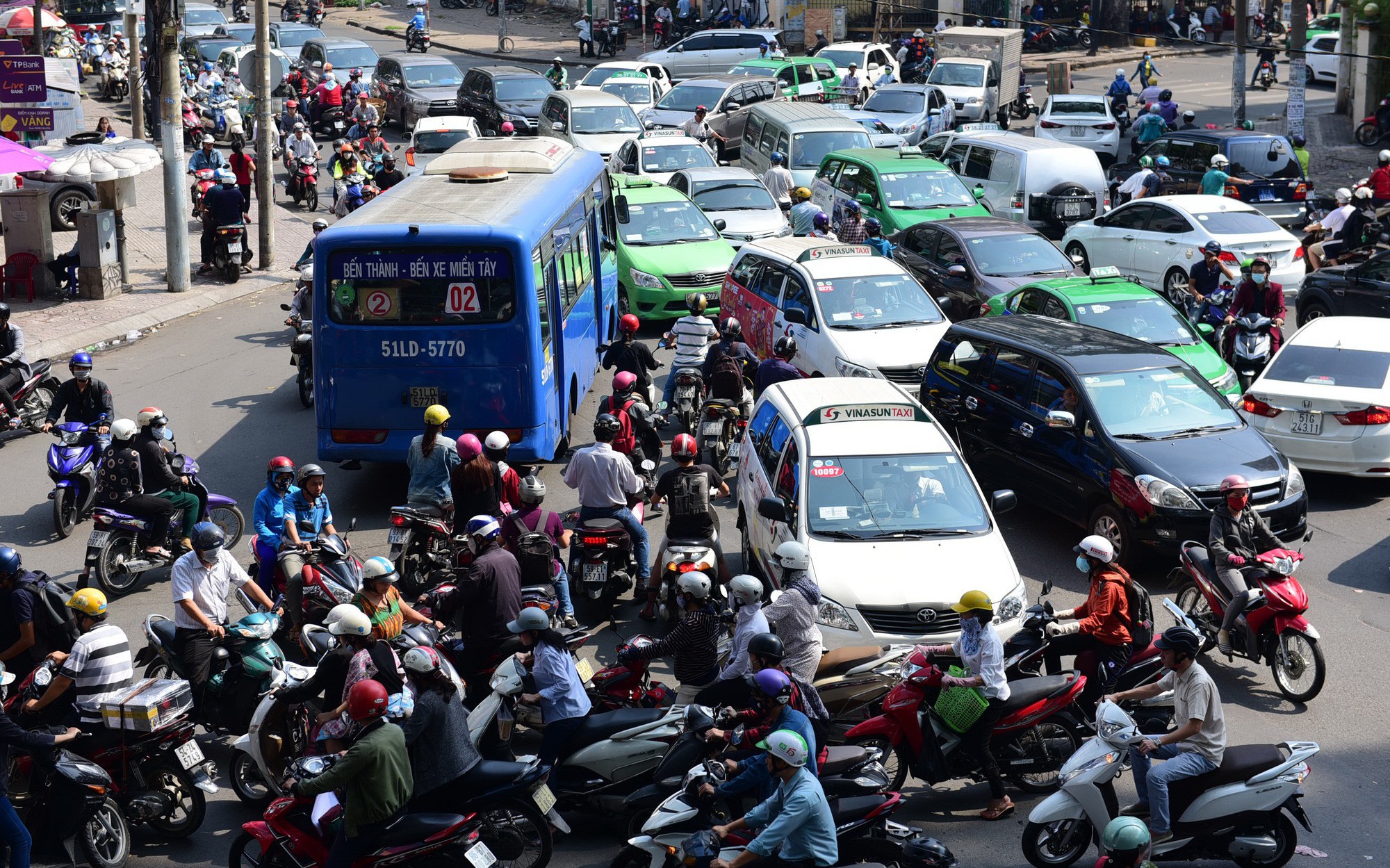 Người Việt nhấn còi xe quá nhiều