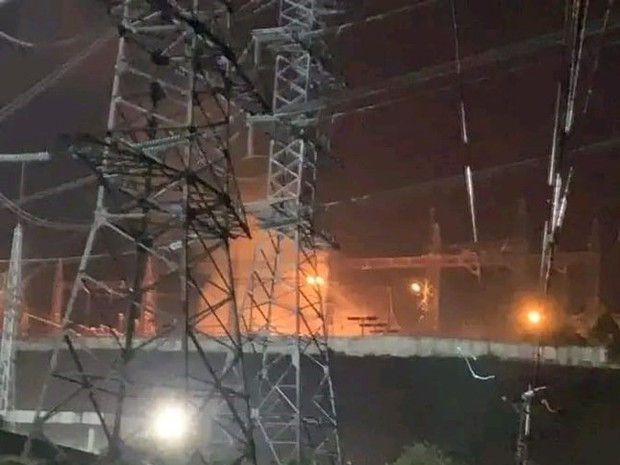 Cháy lớn tại trạm biến áp 500kV nối trực tiếp với thủy điện Hòa Bình - Ảnh 1.