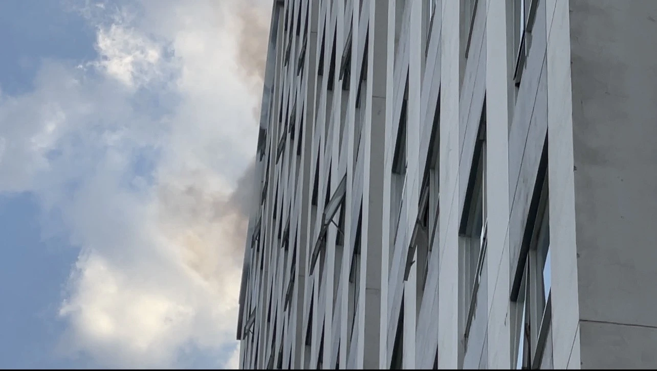 Cư dân hoảng loạn khi cháy căn hộ chung cư tầng 18 ở TP.HCM- Ảnh 1.